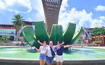 Turistas en la plaza de armas de Tarapoto frente a la fuente de la palmera amazónica