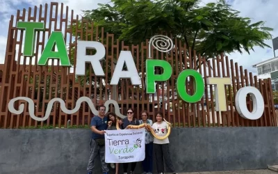 Foto turística en el letrero de Tarapoto – City tour con Tierra Verde