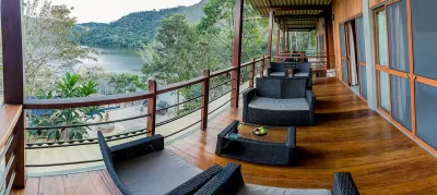 Balcón con vista a la Laguna Azul en el lodge ecológico Sumaj Lagoon Blue – Tarapoto