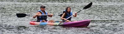 Pareja remando en kayak sobre la Laguna Azul, actividad opcional del lodge Sumaj Lagoon Blue en Tarapoto