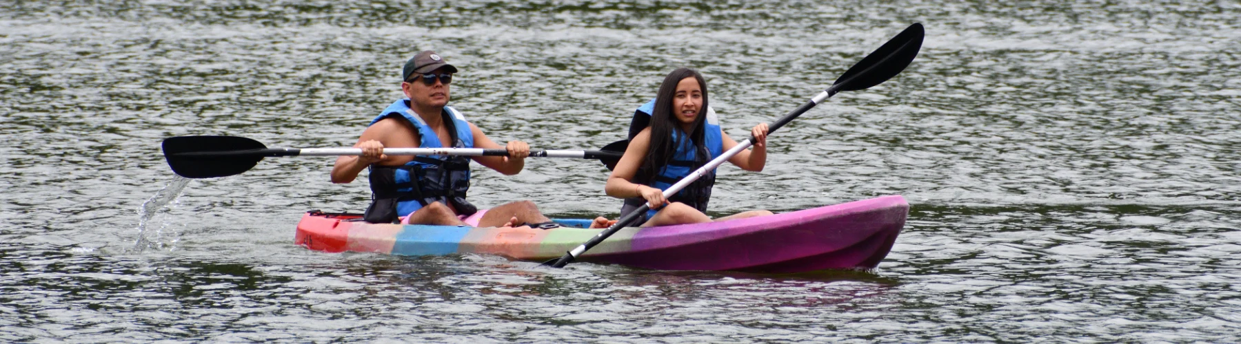 Banner de kayak en la Laguna Azul – Experiencia Sumaj en Tarapoto