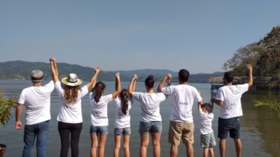 Familia disfrutando de la Laguna Azul – Sauce