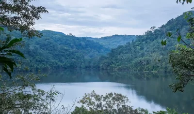 Vista panorámica de la Laguna Azul desde el lodge Sumaj Lagoon Blue – Tarapoto