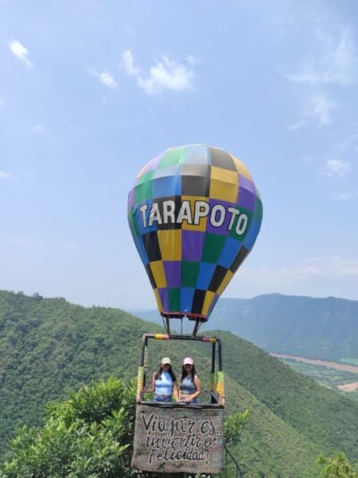 Globo turístico en Tarapoto – Vista desde la Laguna Azul