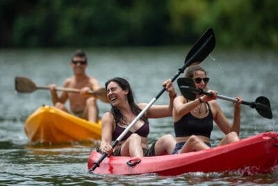 Turistas disfrutando un paseo en kayak en la Laguna Azul, frente al lodge Sumaj Lagoon Blue en Tarapoto