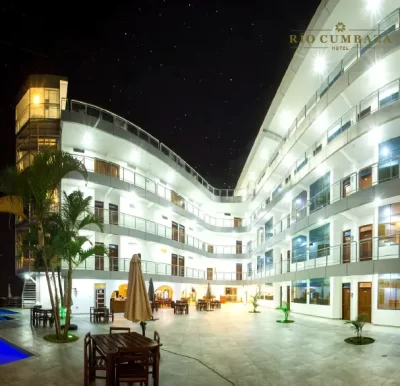 Patio interior nocturno – Hotel Río Cumbaza Tarapoto