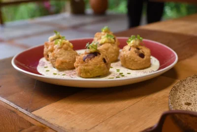 Entrada de bocados amazónicos del menú del chef — tour gastronómico Tarapoto