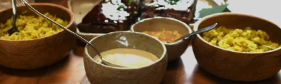 Guarniciones amazónicas en cuencos de madera — menú del chef, tour gastronómico Tarapoto