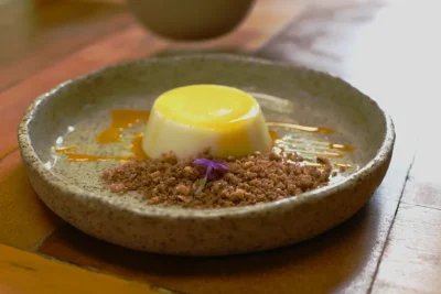 Postre amazónico del menú del chef con cremoso de fruta y crumble de cacao — tour gastronómico Tarapoto