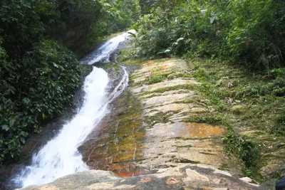 Urpiyacu caída sobre roca — Tarapoto